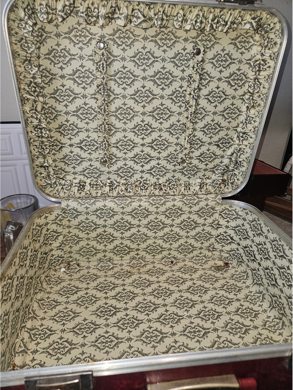 Vintage Red Hard-Shell Suitcase with Patterned Interior - Picture 4 of 4